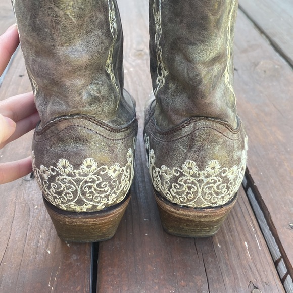 Women’s Corral Boots with Embroidered Flower Detail - Picture 4 of 8